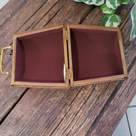 Vintage Floral Embossed Handbag Box - Picture 9 of 12